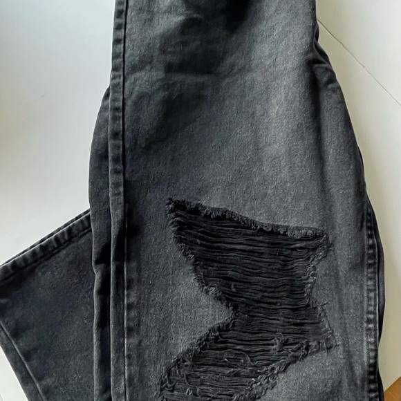 NWT PrettyLittleThing Washed Black Ripped Knee Mom Jeans size 8 - Picture 2 of 11
